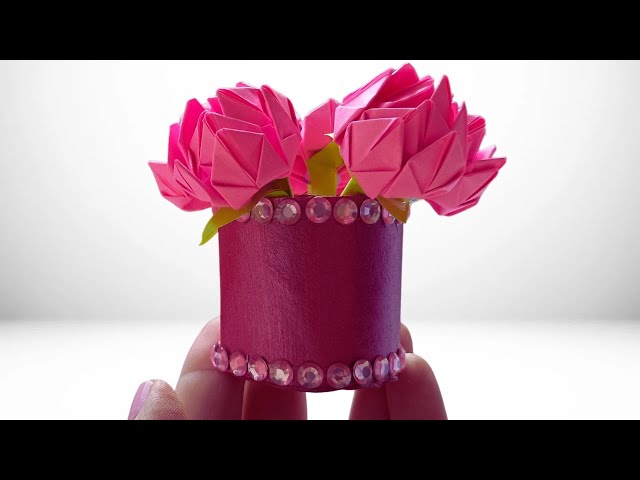 Crafting with paper and toilet paper rolls: Make your own roses as a gift - tutorial