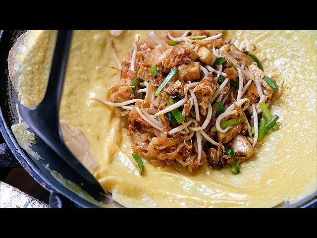 Thai Food - GIANT PRAWN PAD THAI OMELETTE Aoywaan Bangkok Seafood Thailand