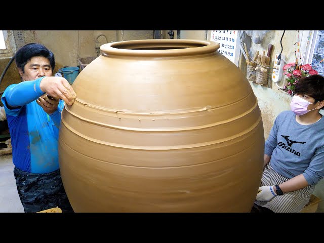 Process of making biggest Korean traditional jar. Korean handmade pot master