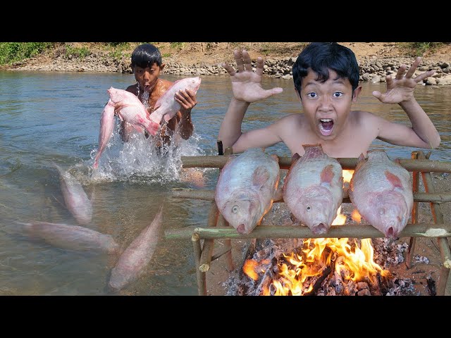 Eating delicious - Cacth redfish and cooking in the rainforest - Primitive Wildlife