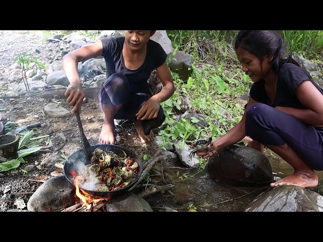 Survival skills: Catch and Cook Crabs Spicy for Lunch - Eating Crabs Food In The Jungle