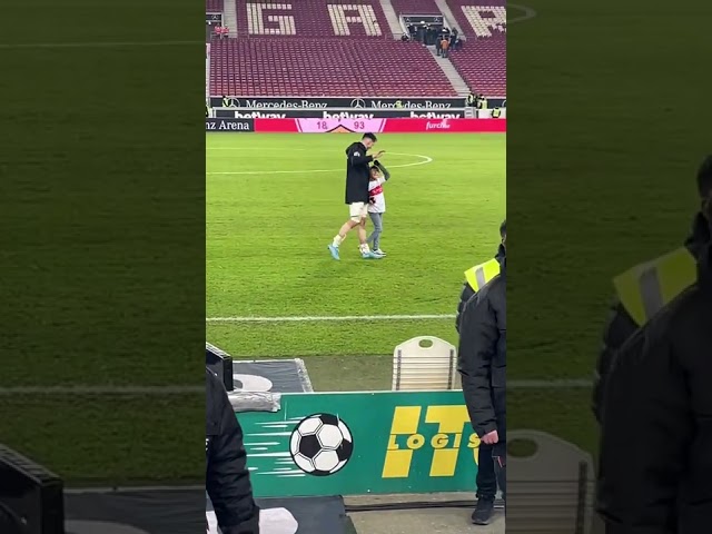 Atakan Karazor macht einen kleinen VfB-Fan sehr glücklich ❤️