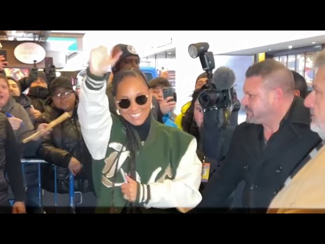Alicia Keys surprises her fans at ‘Hell’s Kitchen’ box office in NYC! #aliciakeys #hellskitchen