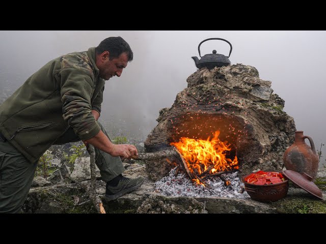 Built a furnace of clay and stones in nature! Lamb with vegetables in hot sauce