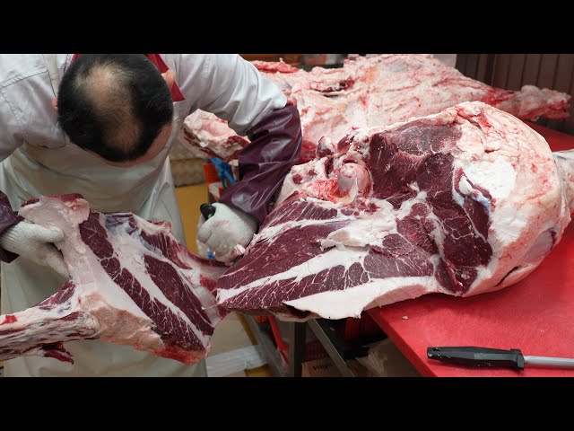 마장동 새벽에 혼자서 500kg넘는 소 한마리 해체하는 발골 달인 / How to Butcher a Cow - Korean Street Food