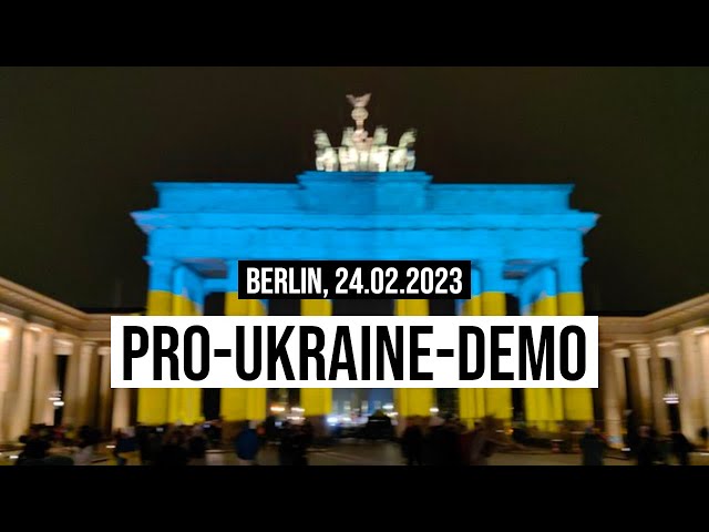 24.02.2023 #Berlin Brandenburger Tor in den Farben der #Ukraine-Flagge