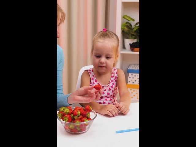 GENIUS HACK TO EAT YOUR STRAWBERRY 🍓 by 123 GO! #parenting #hacks