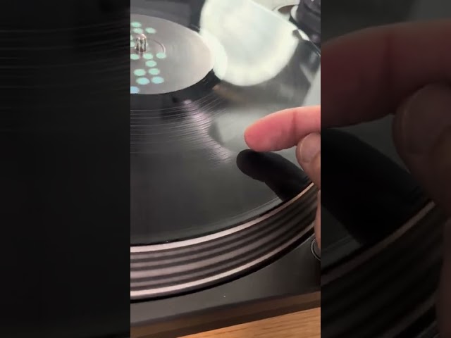 How vinyl DJs see waveforms in a dark club 💡