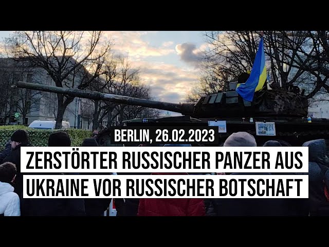26.02.2023 #Berlin Zerstörter russischer Panzer aus #Ukraine: #Russland-Botschaft Unter den Linden