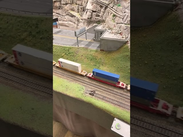 3-Fach Lok Traktion US Zug auf wunderschöner USA Anlage - Miniaturwunderland  Modelleisenbahn H0