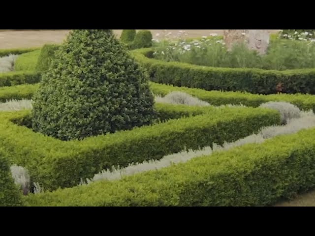 How Xa Tollemache Phases Her Formal Garden with the Surrounding Landscape