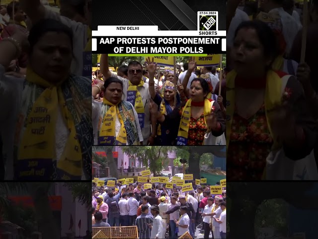 AAP workers hold protest against postponement of Mayor Polls in Delhi