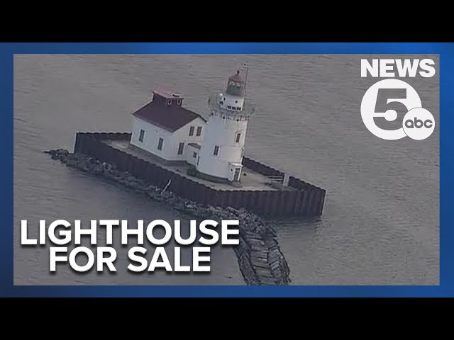 Cleveland Harbor West Pierhead Lighthouse now up for auction