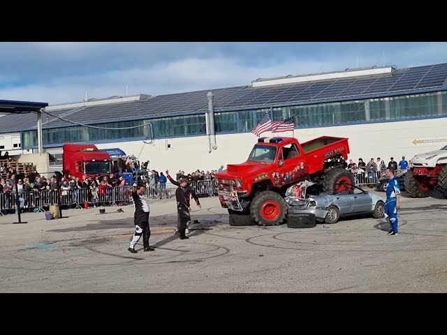 Auto-Stunts und Monstertruck-Show der Original German Helldrivers