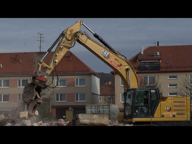 Mistrovská práce strojníka CAT 320 s demoličními nůžkami na VAS Židlochovice