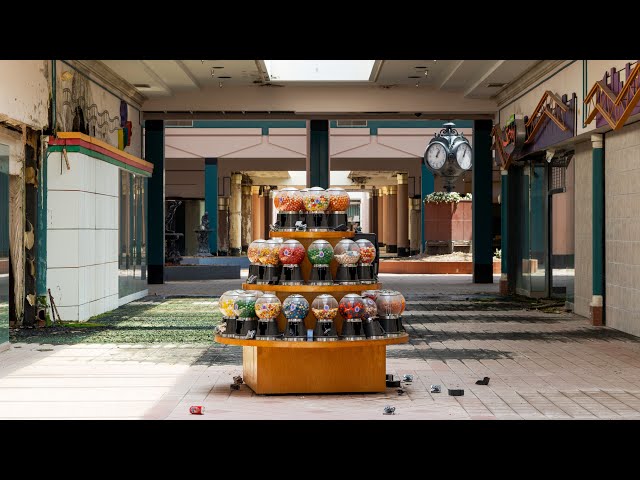 Exploring an Abandoned Mall Frozen in Time