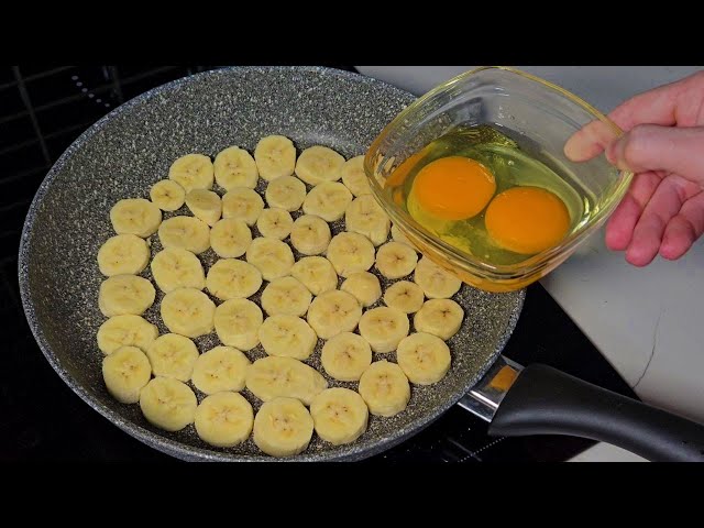 Slice the bananas and place them in the pan - record-breaking recipe with two eggs