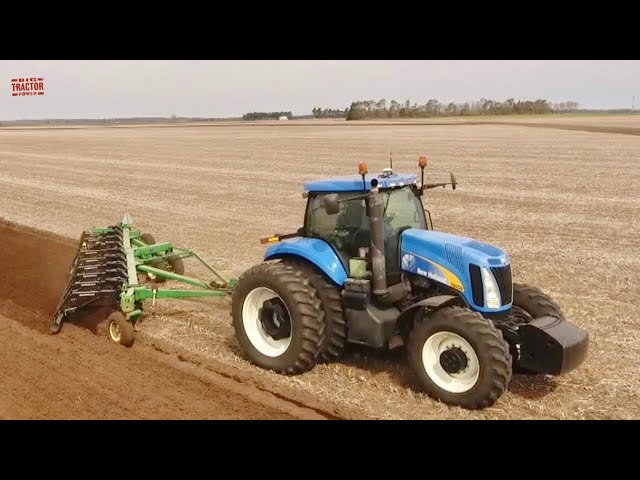 NEW HOLLAND T8050 Tractor Plowing
