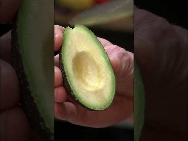 This quick avocado tip is just the beginning to a delicious breakfast (full video available now) !