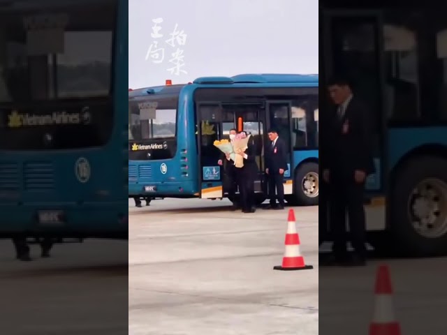 习近平结束访问越南回中国，在机场的视频