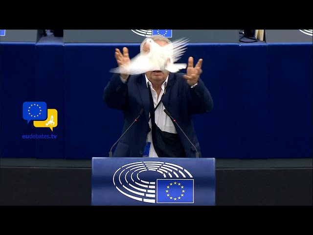 Slovakian MEP pulls dove from bag and frees it as ‘symbol of #peace’ in the European Parliament!