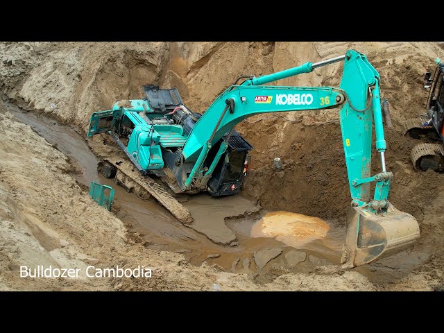 Incredible , Powerful Excavator Sink UnderSand Heavy Recovery Two Excavator