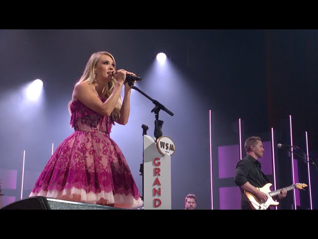 Carrie Underwood – Out Of That Truck (Live From The Opry)