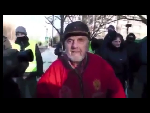 An old man speaking the truth about Putin in front of the Russian police (Turn on Closed Captions)