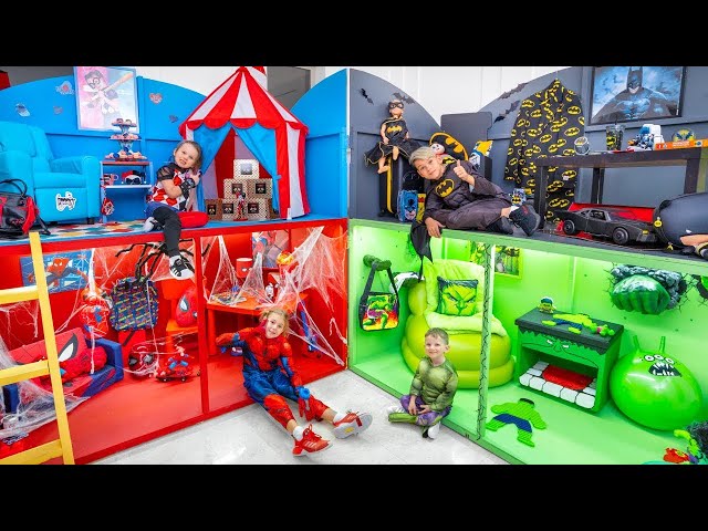 Superhelden-Spielzeug Haus | Die Kinder feierten eine lustige Party in einem riesigen Puppenhaus