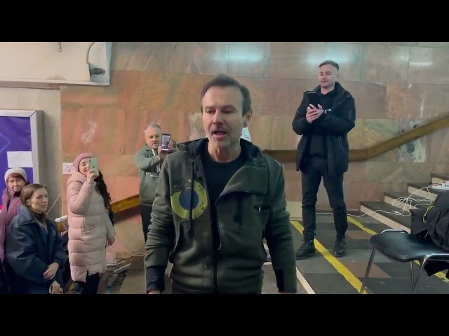 Вакарчук, солист "Океан Эльзы", спел в Харькове с укрывающимися в метро от российских бомбардировок