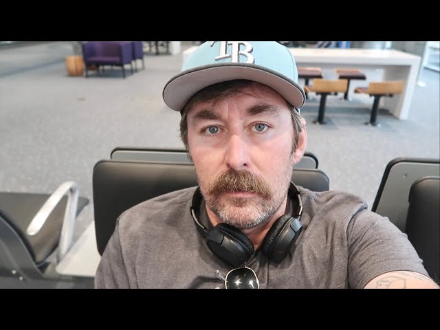 My Stressful United Airlines Flight Experience / Burbank To Milwaukee- Long Delays & Airplane Issues