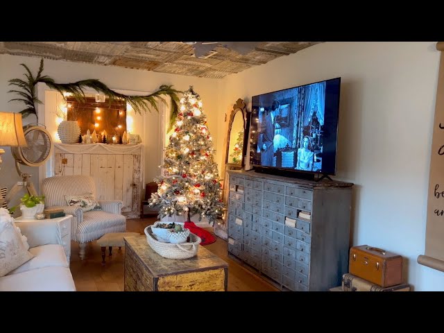 Christmas Home Tour : Visit this Vintage Farmhouse Full of Beautiful Thrifty Finds!