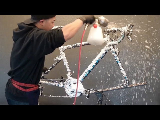 The process of transforming a bicycle into a shiny bicycle! The skill of a bicycle painter in Osaka!