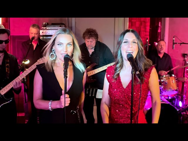 'Dancing Queen' (ABBA) by Sing it Live