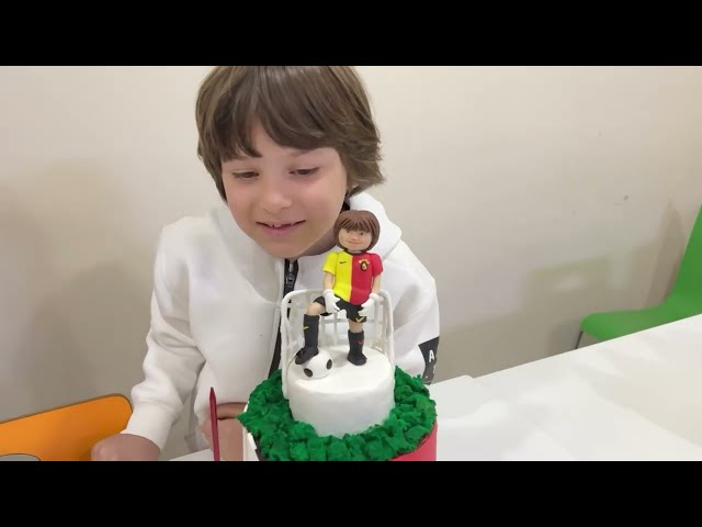 Yusufun ve Fatih selimin doğum günü pastasını okulda kestik😍 Çok güzel bir doğum günü oldu 😂
