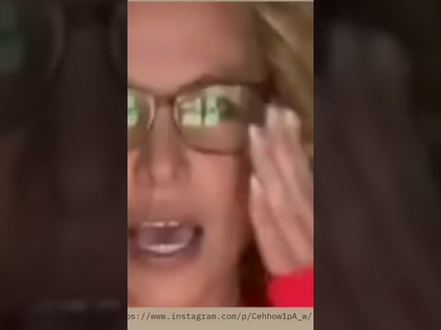 Spiegelt sich hier ein Greenscreen in Britneys Brille?
