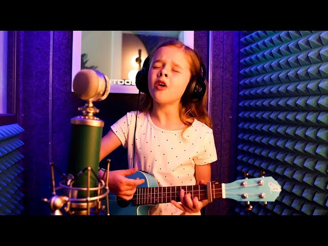 Somewhere Over The Rainbow 🌈 8-Year-Old Claire Crosby on Ukulele