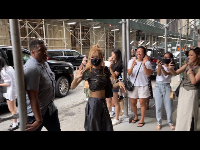 Rosé arrives back at hotel after shopping and late lunch in NYC! #rosé #blackpink