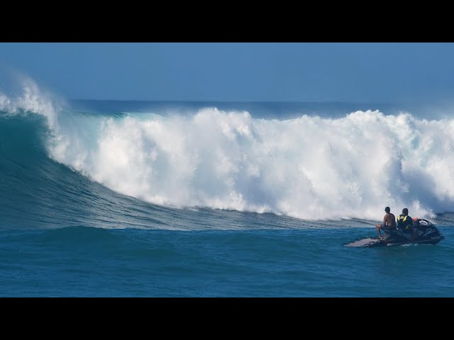 Stress reliever with Slo-mo (180 fps) Large Hawaiian waves with classical music.