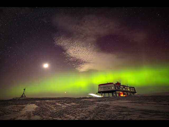 Polarlichter über der Neumayer Station III, Antarktis