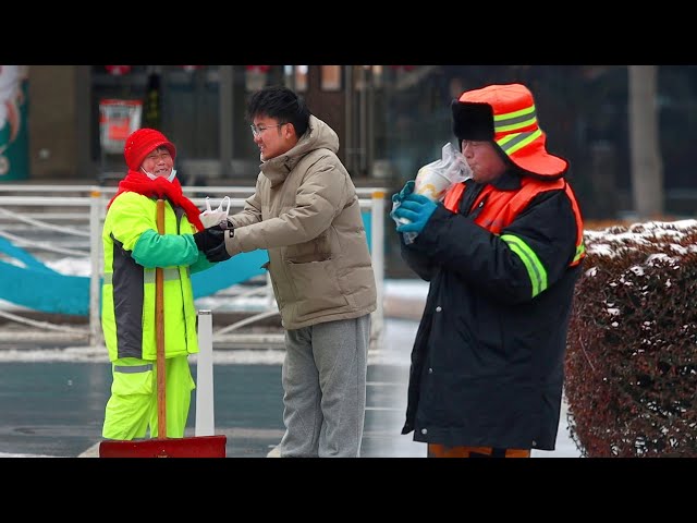 Giving Bubble Tea to People Working Outside in Heavy Snow | Social Experiment