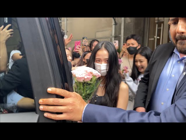 Jisoo and Jennie accept flowers from fans heading to VMAs in NYC! #jisoo #jennie #blackpink