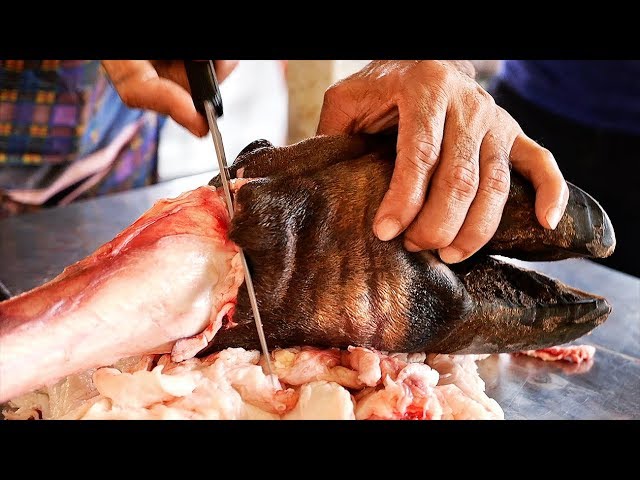 Thai Food - BEEF LEG CUTTING SKILLS Aoywaan Bangkok Thailand