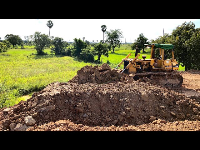 Amazing , Komatsu D58E1 Bulldozer Moving Soil Clearing Land Process with Dump Truck SACHMAN
