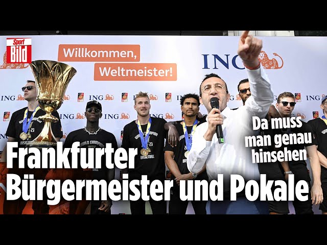 Empfang für Basketball-Champs: Frankfurts Bürgermeister kommt dem Pokal nahe, aber... | Halleluja