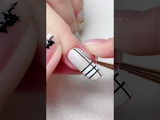 Perfect straight lines nail art with Vettsy Liner Gel and Liner Brush