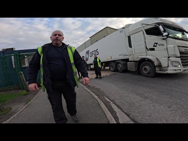 Aggressive Lorry Driver Wants To Fight Citizen Journalist On Public Pavement 😨🛸🎥❌
