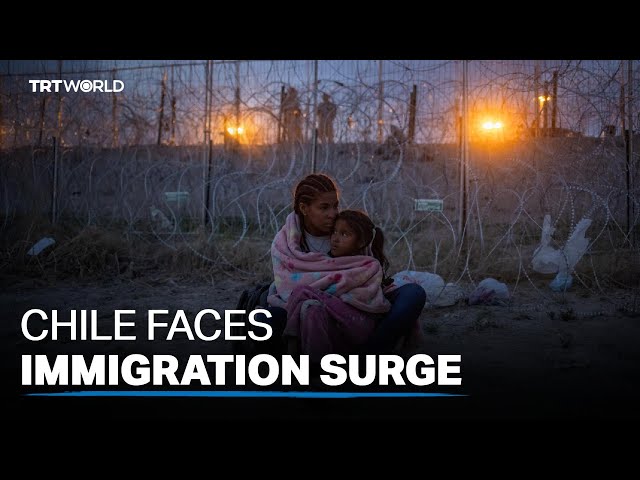 Venezuelan migrants pour across Chile border