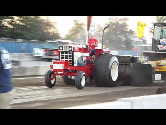 CLASSIC SUPER STOCK DIESEL TRACTOR BREAKS AWAY FROM SLED
