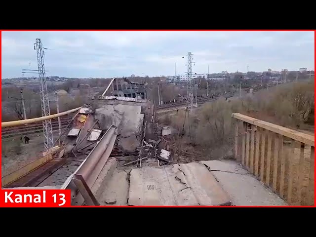 The moment the bridge with cars collapses in Russia - Serious damage caused to the railway line
